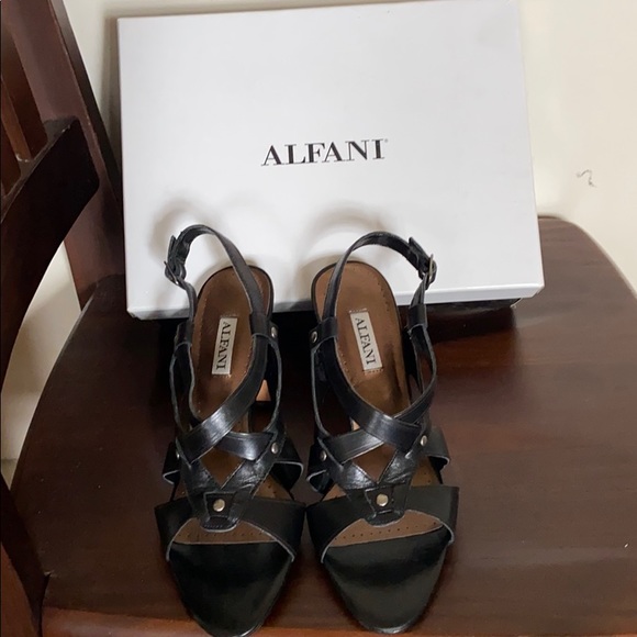 Shoe - Picture 2 of 4